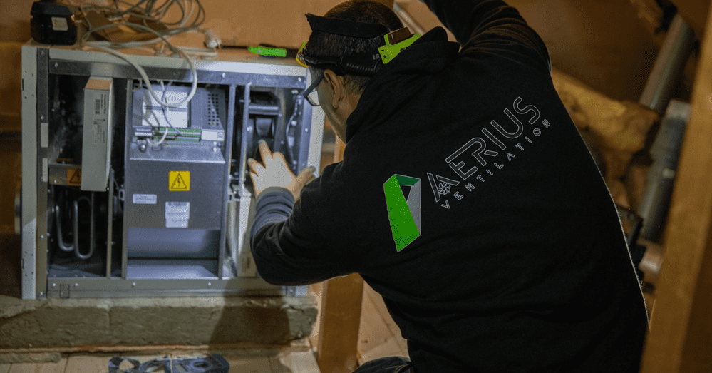 Tekniker utför service av ventilation i Västerås