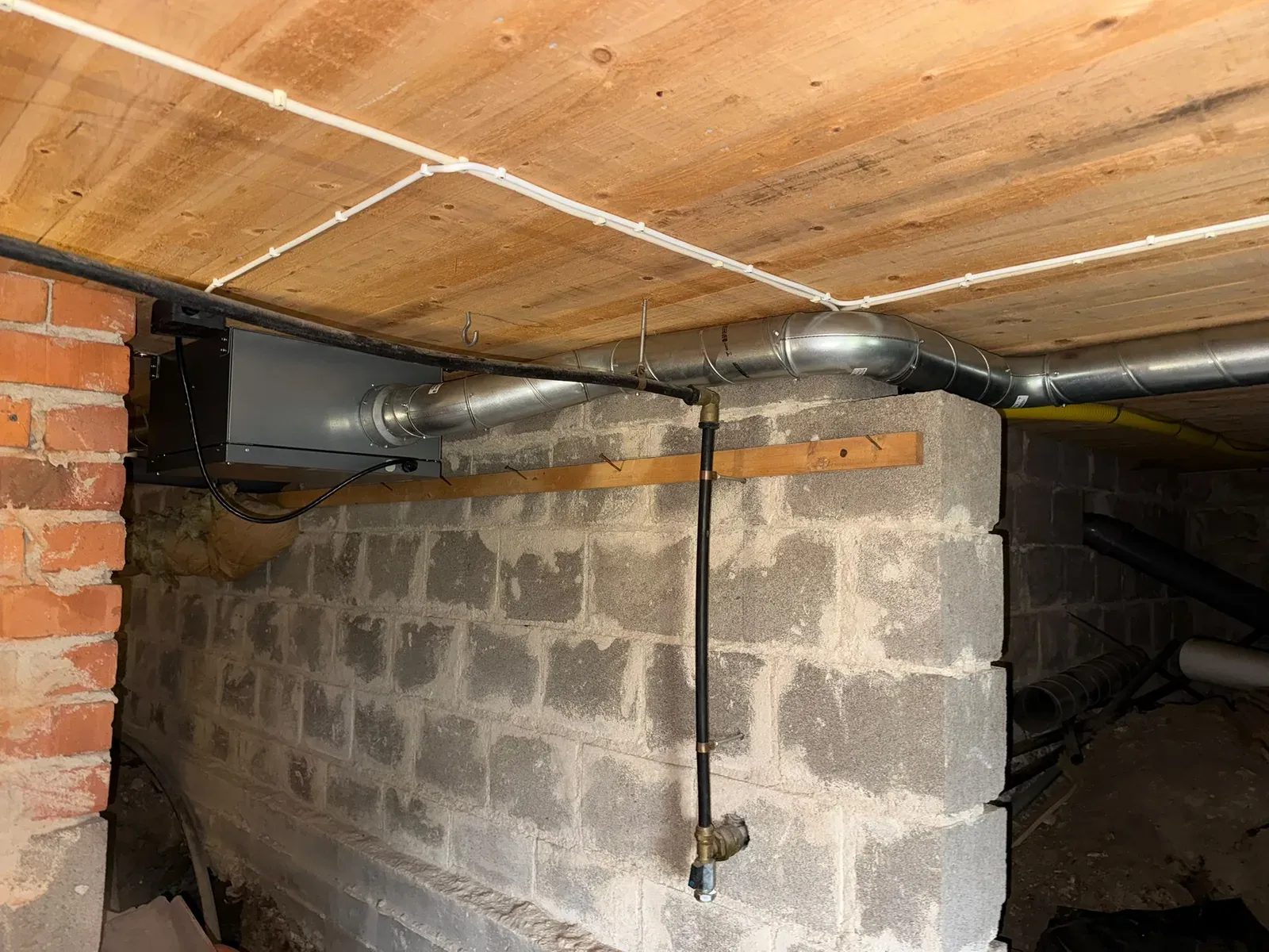 Ventilationskanaler installeras i ett källarutrymme vid en radonsanering i Essunga