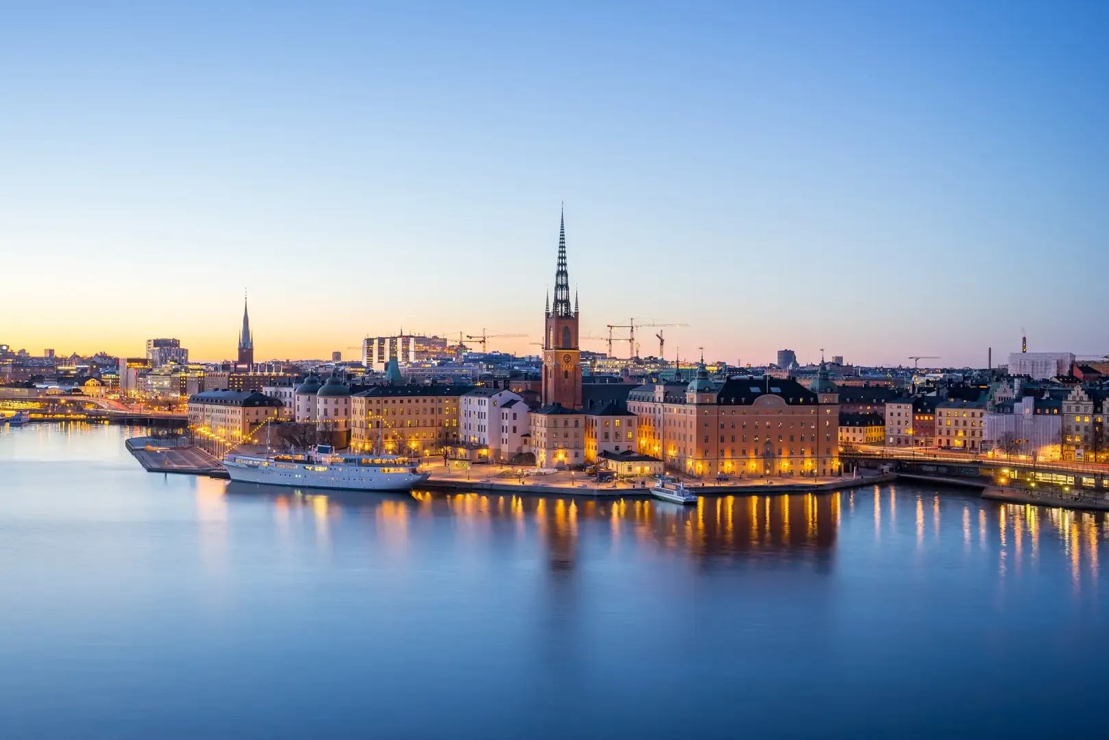 Tekniker kontrollerar ett ventilationsaggregat