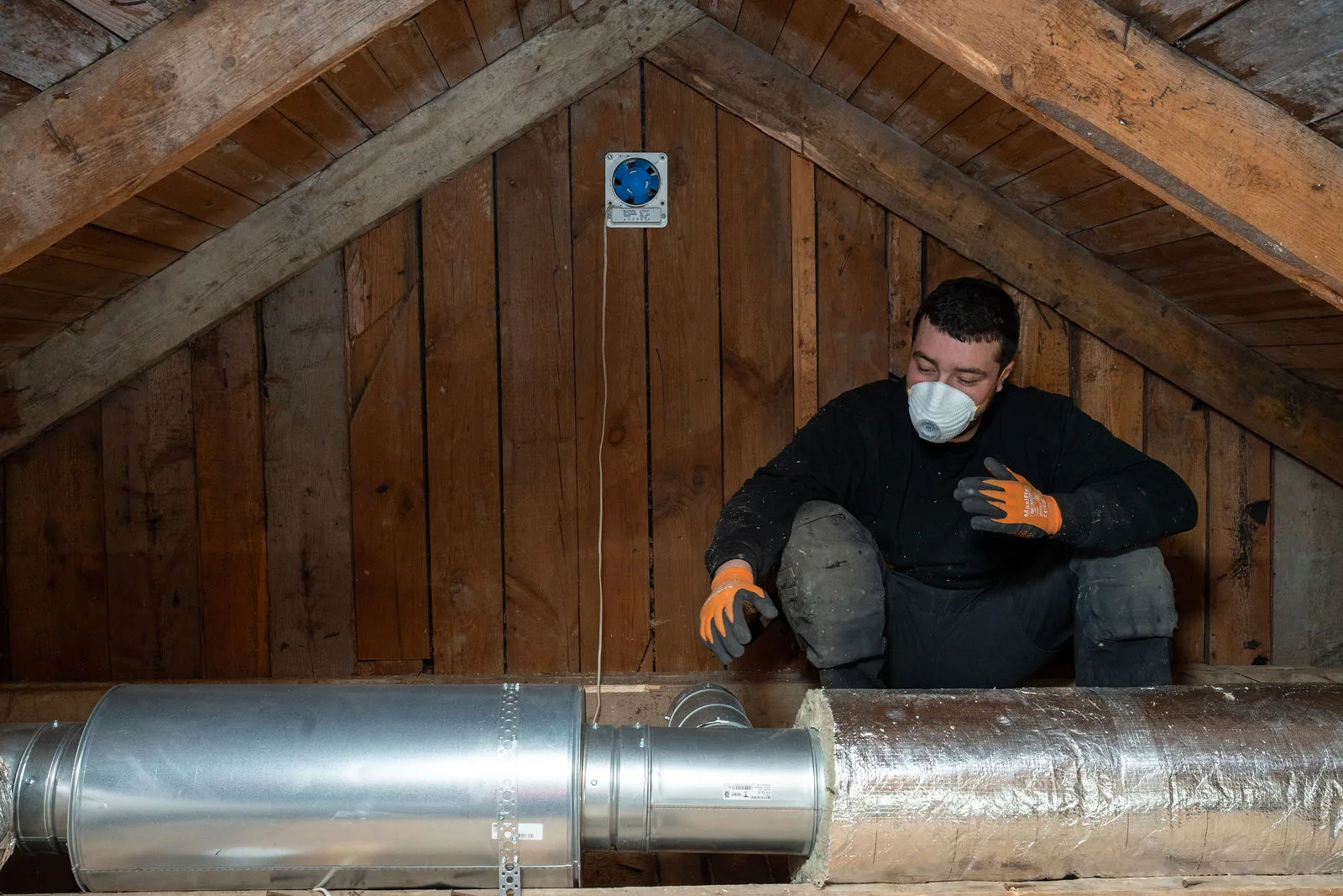 Ventilationsmontör från Aerius på vinden vid färdigt kanalsystem i ett hus i Eda