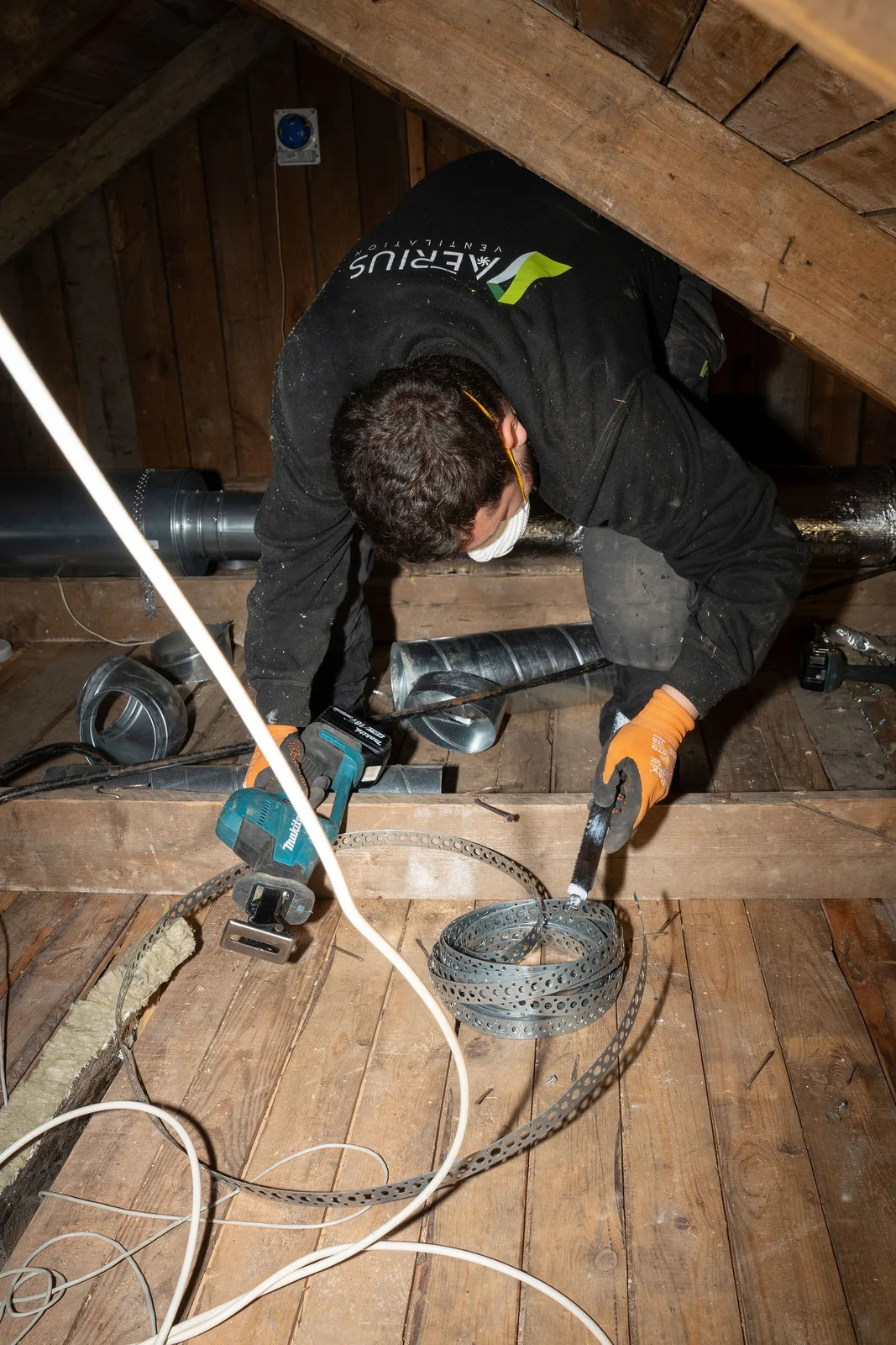 Tekniker från Aerius kopplar ihop nya ventilationskanaler på en vind, den typ av FTX-installation som ger bidrag