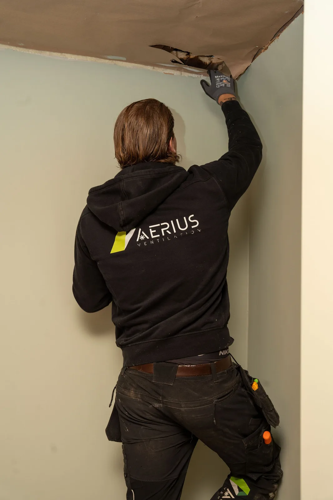 Ventilationstekniker från Aerius rengör en ventilationskanal i ett hus i Stockholm