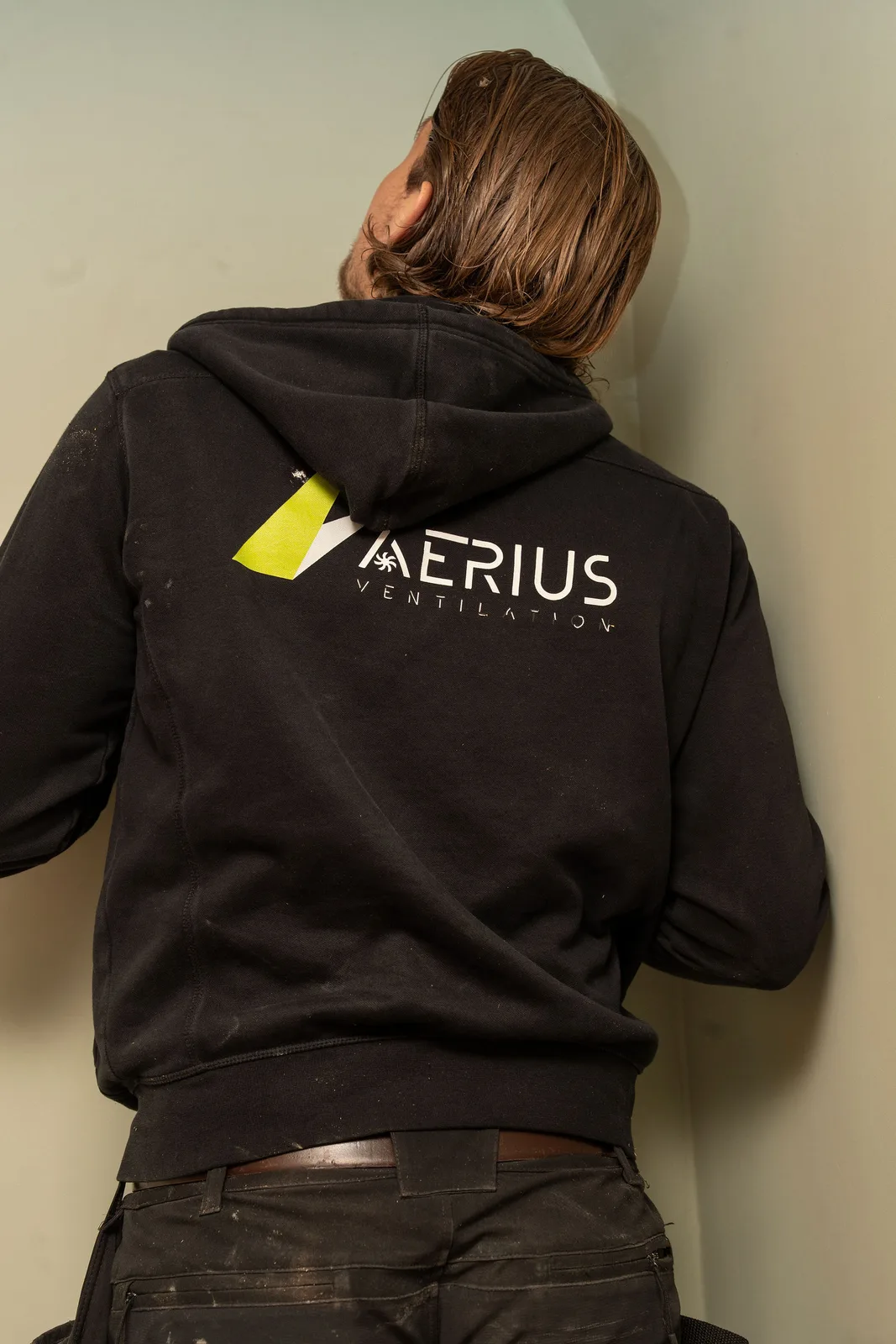 Tekniker från Aerius arbetar med radonåtgärd vid vägg inomhus i Ale