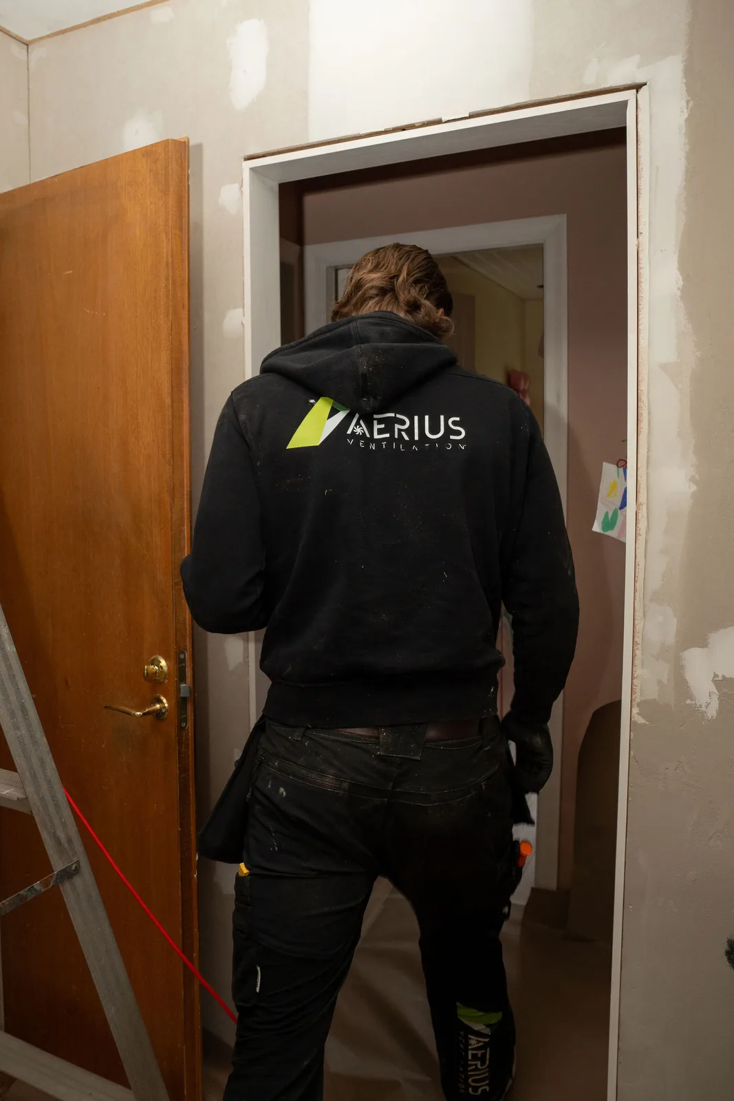 Tekniker från Aerius i dörröppningen vid ett hembesök för radonsanering i Österåker