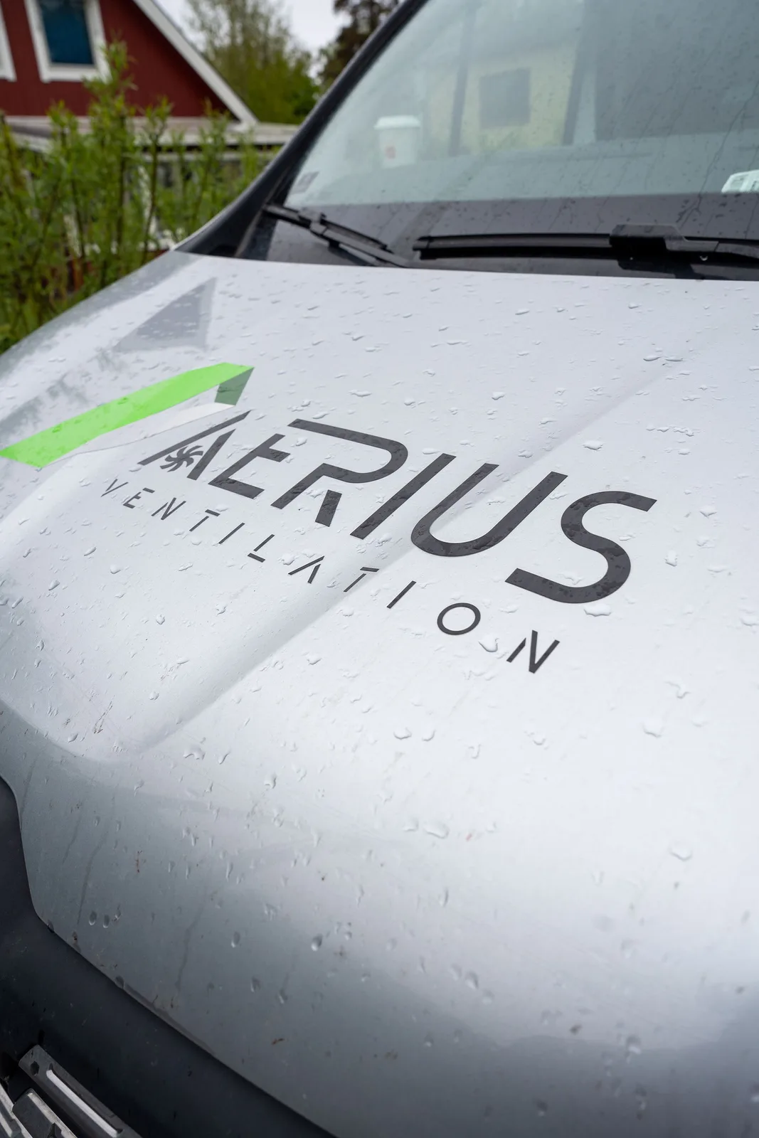 Servicebil från Aerius Ventilation på väg till en radonsanering i Essunga