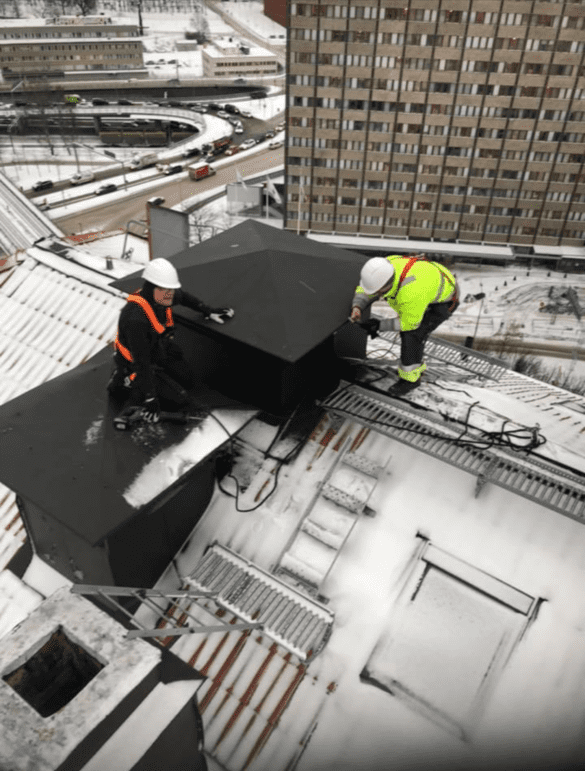 Stor ventilationsfläkt på tak som betjänar 29 lägenheter