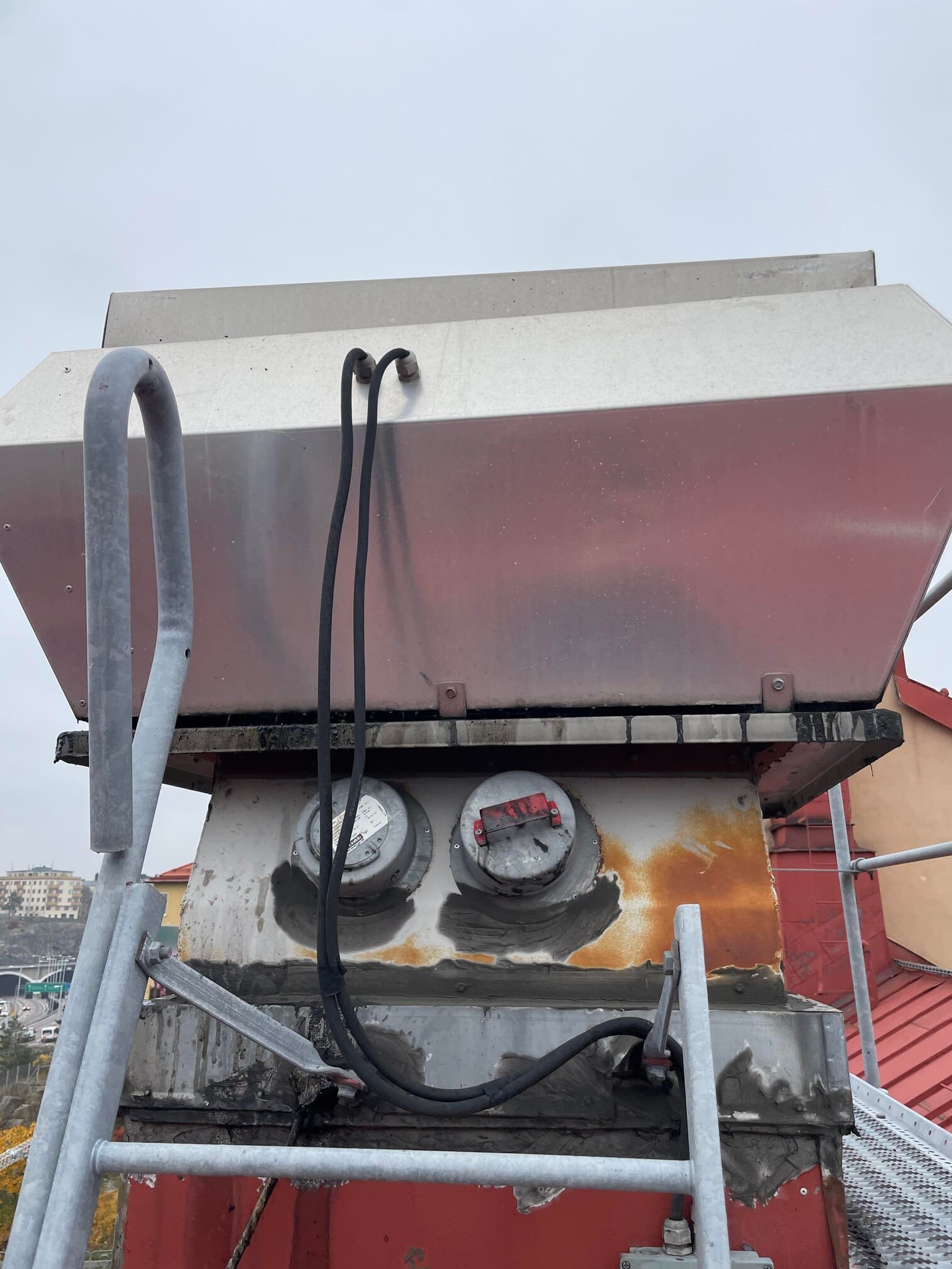 Ventilationsfläkt på tak som betjänar restaurang