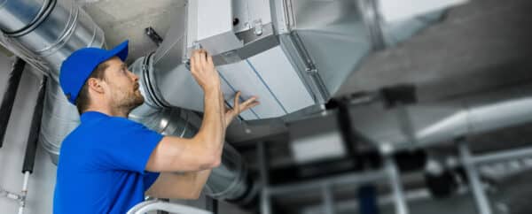 installation av ventilationssystem i Sollentuna, montör arbetar med ventilation