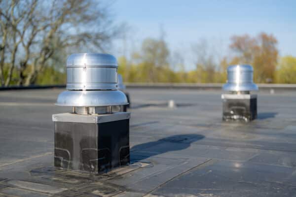 mekanisk frånluft med bild på frånluftsfläkt på taket