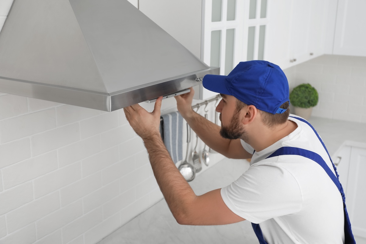Certifierad installatör som installerar ventilation i kök