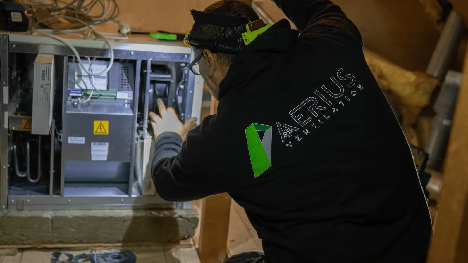 Vår ventilationstekniker servar ett FTX-aggregat, en vanlig tjänst för kunder i Norrköping