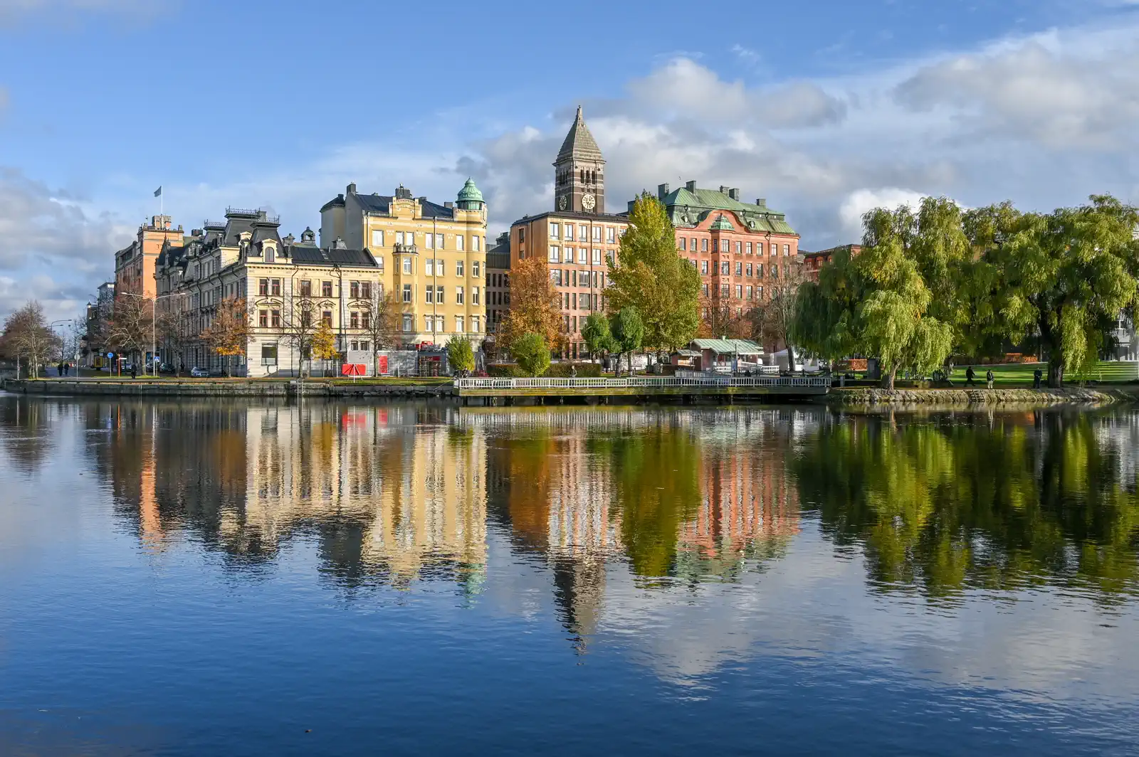 Fastigheter längs Motala ström i Norrköping, där vi hjälper husägare med ventilation