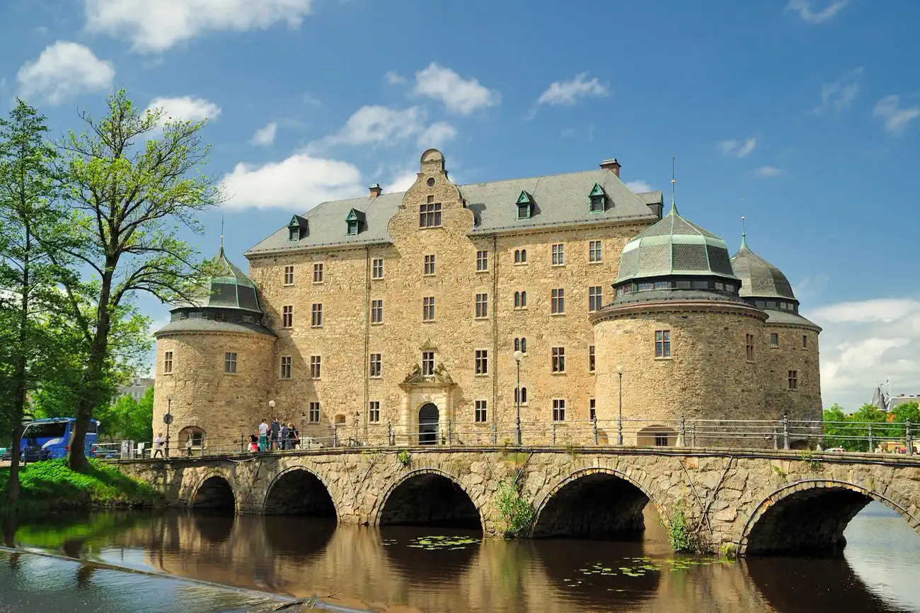 Örebro slott omgivet av Svartån en klar försommardag